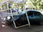 "Приора" с пьяными пассажирами вдребезги разнесла автобусную остановку в Новочеркасске