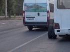 Новочеркасская маршрутка с пассажирами потеряла на ходу задние колеса