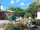 Улица Богдана Хмельницкого в Новочеркасске утопает в мусоре
