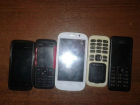 Охапку сотовых телефонов пытались перебросить со свободы заключенным в Новочеркасске