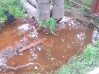 Превратившуюся в озеро яму в Новочеркасске сняли на видео возмущенные горожане
