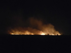 Разбушевавшийся пожар в районе аэропорта около Новочеркасска попал на видео