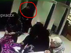 Стащившая кошелек в ТЦ «Платовский» девушка попала на видео в Новочеркасске