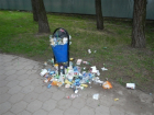 Коммунальные службы не вывозят мусор из переполненных урн в Новочеркасске