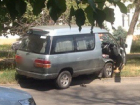 Пьяный на микроавтобусе "Тойота" повредил две припаркованные машины в Новочеркасске