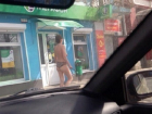 В центре Новочеркасска разгуливает голая девушка