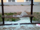 В центре Новочеркасска вандалы разгромили автобусную остановку