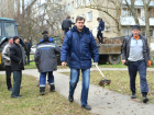 Депутаты новочеркасской Гордумы вышли на улицу с граблями и метлами