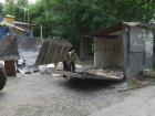 В Новочеркасске демонтировали бесхозный ларек на улице Макаренко