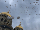 Сотни белых шаров взлетели в небо над Новочеркасском