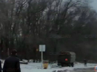 Оторвавшийся военный прицеп вылетел на встречку, ударил иномарку и снес остановку под Новочеркасском