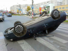 Водитель и пассажир получили травмы в результате переворота иномарки в центре Новочеркасска