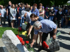 Возложением цветов к "камню на крови" почтили память расстрелянных в Новочеркасске демонстрантов
