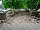 В Новочеркасске сняли тротуарную плитку с проспекта Платовского 