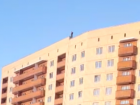 Гуляющий по крыше многоэтажки мужчина шокировал новочеркасцев