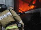 В Новочеркасске 5 пожарных машин тушили горящее здание железнодорожной больницы