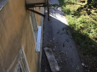 Балкон рухнул на тротуар на улице Народной в Новочеркасске
