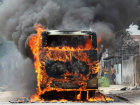 Стоявшие маршрутки охватило пламя на улице Спортивной в Новочеркасске