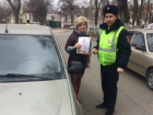 Прекрасных автолюбительниц Новочеркасска с праздником поздравлял «Цветочный патруль»