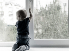 В Новочеркасске годовалый ребенок выпал из окна