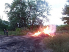 Грузовик из Новочеркасска выгрузил горящий мусор в соседнем районе