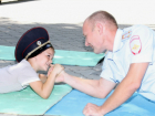 Зарядку с полицейскими провели детдомовцы Новочеркасска в Александровском парке