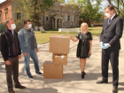 Депутаты подарили 60 спецкостюмов новочеркасским медикам