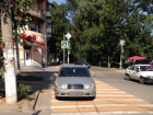 Наглый водитель припарковался на середине дороги в Новочеркасске