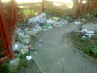 Несанкционированная мусорная свалка появилась возле ремонтируемой 11 школы в Новочеркасске