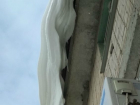 После публикации «Блокнота Новочеркасска» коммунальщики почистили от снега крышу над входом в детскую поликлинику
