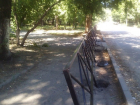 Парк новочеркасского микрорайона Соцгород огородили мешающим инвалидам забором