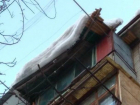 УК «Октябрьский» не чистит крышу многоквартирного дома в Новочеркасске, потому что боится