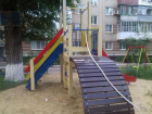В Новочеркасске установили новые игровые комплексы и 15 скамеек