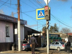 Легковушка пошла на таран кафе в Новочеркасске