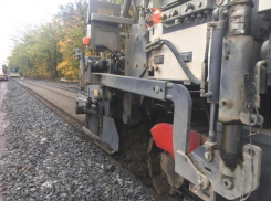 В Новочеркасске дорогу на улице Сарматской отремонтируют по новой технологии с использованием старого асфальта