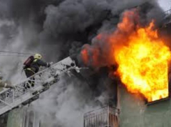 В Новочеркасске загорелся многоквартирный дом в микрорайоне Донской