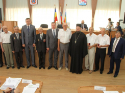 Почетные жители Новочеркасска получили нагрудные знаки