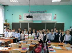 Ученики школы № 14 Новочеркасска собрали гуманитарную помощь для собачьего приюта
