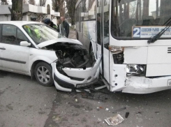 В Новочеркасске автобус разбил «Рено» и отправил его водителя в больницу
