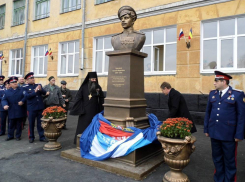 В новочеркасской школе открыли памятник Козьме Крючкову