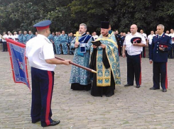 Более ста казаков приняли участие в освящении окружного знамени в Новочеркасске
