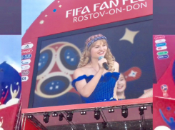 Певица из Новочеркасска Кристина Кабанцева выступила на главной сцене ростовской фан-зоны