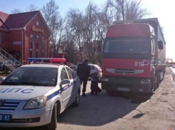 Последствия тарана фуры военнослужащим на иномарке под Новочеркасском сняли на фото