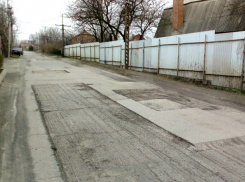 Вырезанный на дорогах Новочеркасска асфальт привел в ужас местных автовладельцев