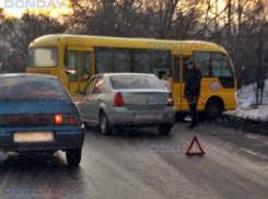 «Логан» протаранил попавшую в ДТП маршрутку в Новочеркасске