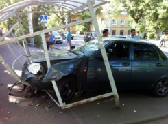 «Приора» с пьяными пассажирами вдребезги разнесла автобусную остановку в Новочеркасске