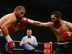 Новочеркасский боксер Акавов в драматичном поединке проиграл Сондерсу