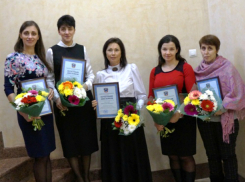 Самые достойные многодетные матери Новочеркасска получили премии губернатора