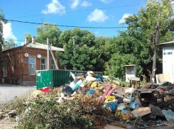 Улица Богдана Хмельницкого в Новочеркасске утопает в мусоре