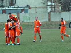 По итогам сезона новочеркасский футбольный клуб «Митос» возглавил турнирную таблицу 